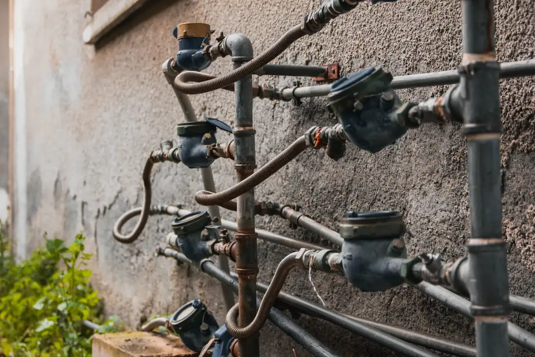 Medidores de agua instalados en la pared de un inmueble