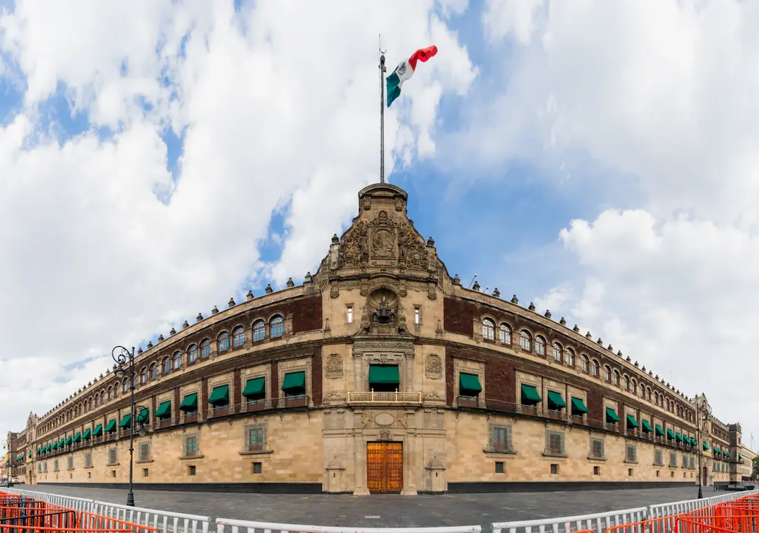 Palacio Nacional, en la Ciudad de México, con la bandera de México