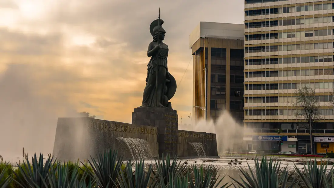 Glorieta de la Minerva, en Guadalajara, Jalisco, al atardecer
